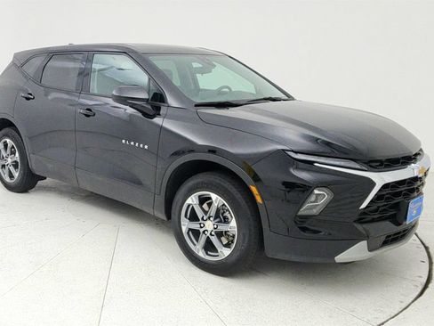 Used 2025 Chevrolet Blazer LT FWD image 1