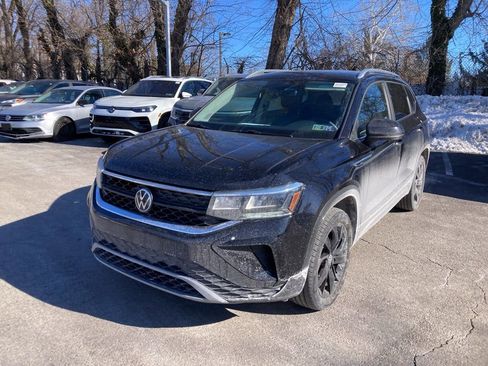 Certified 2023 Volkswagen Taos SE w/ Panoramic Sunroof Package image 3