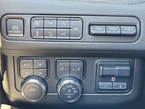 Used 2024 GMC Yukon Denali w/ Advanced Technology Package AWD/4WD image 35