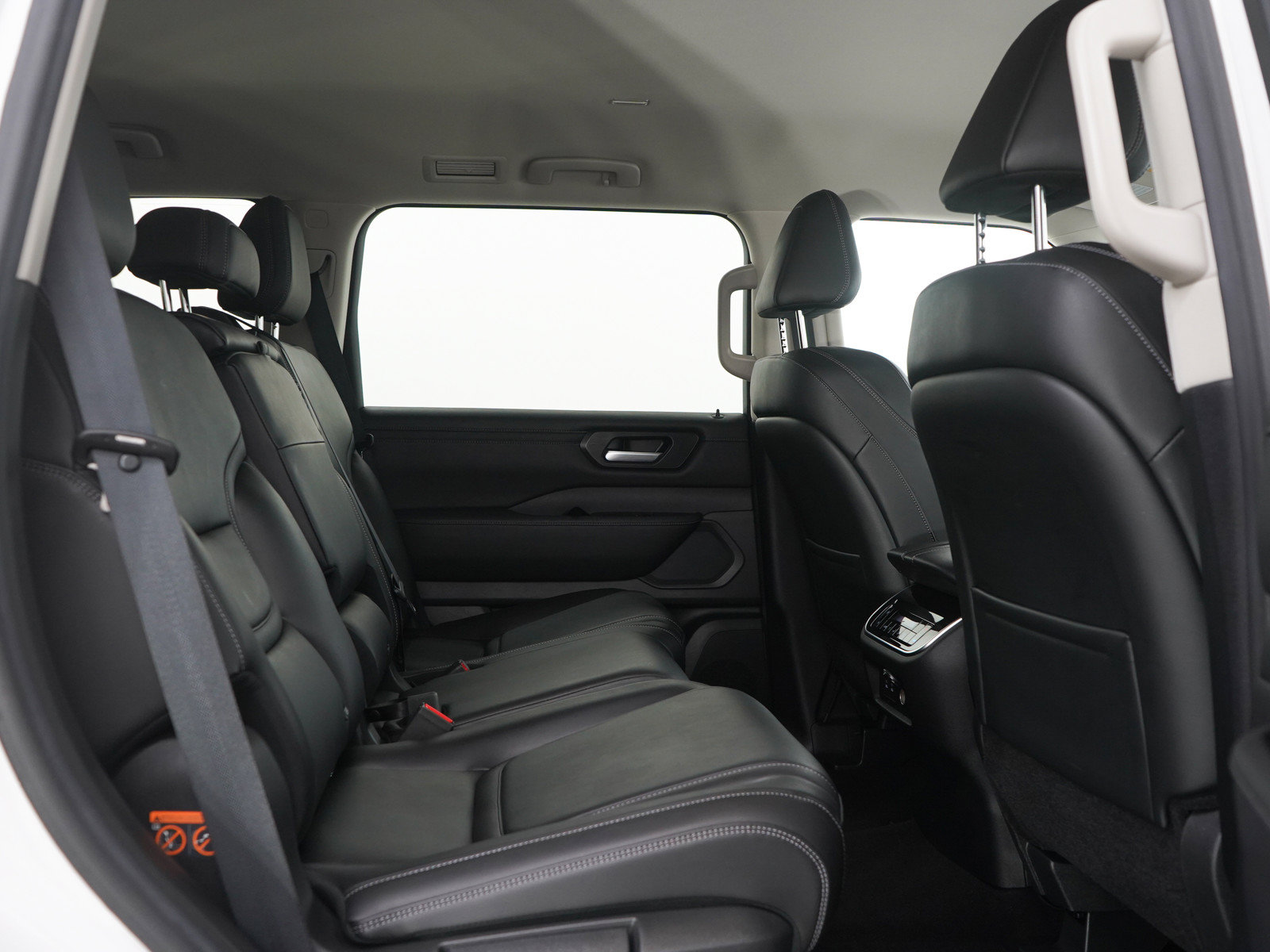Used 2025 Nissan Armada SV AWD/4WD image 11