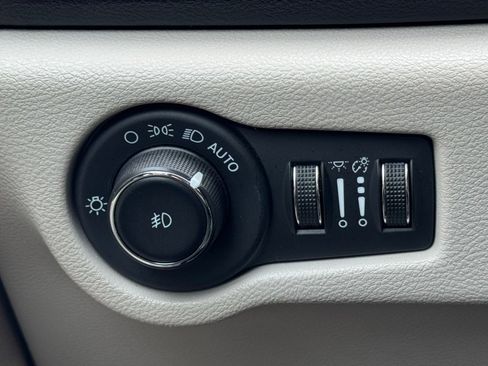 Used 2024 Chrysler Pacifica Touring-L image 8