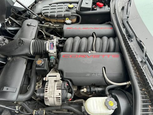 Used 2004 Chevrolet Corvette Coupe w/ Preferred Equipment Group RWD image 18