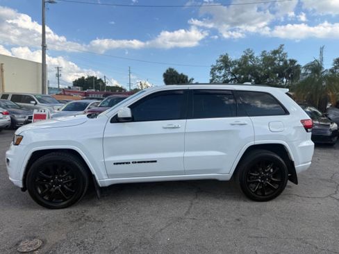 Used 2017 Jeep Grand Cherokee Altitude AWD/4WD image 4