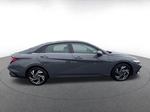 Used 2025 Hyundai Elantra Limited FWD image 16