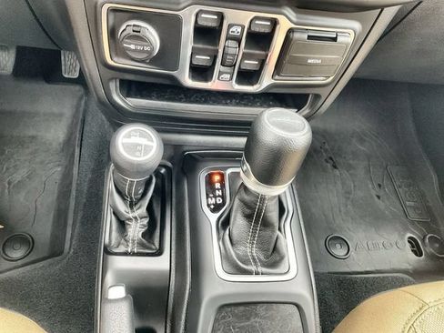Used 2022 Jeep Gladiator Overland w/ Cold Weather Group AWD/4WD image 27