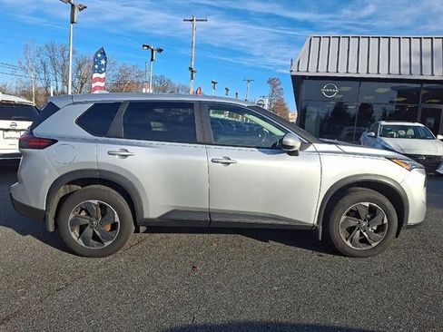 Used 2024 Nissan Rogue SV image 7