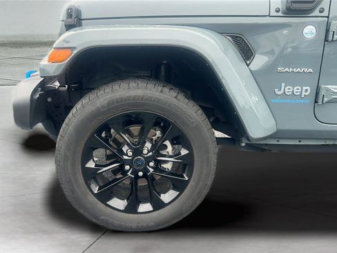 Used 2024 Jeep Wrangler Unlimited Sahara w/ Technology Group AWD/4WD image 29