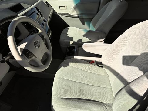 Used 2012 Toyota Sienna LE image 5