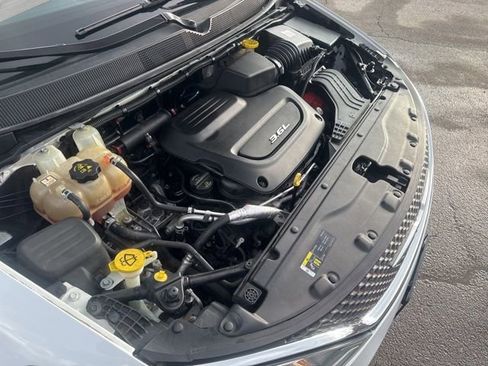 Used 2018 Chrysler Pacifica Touring-L image 36