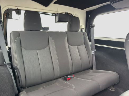 Used 2017 Jeep Wrangler Rubicon w/ Power Convenience Group AWD/4WD image 18
