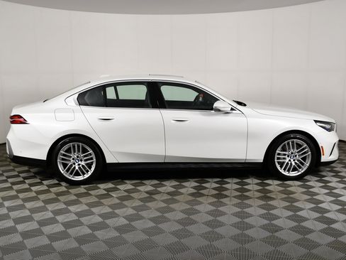 Used 2025 BMW 530i xDrive AWD/4WD image 5