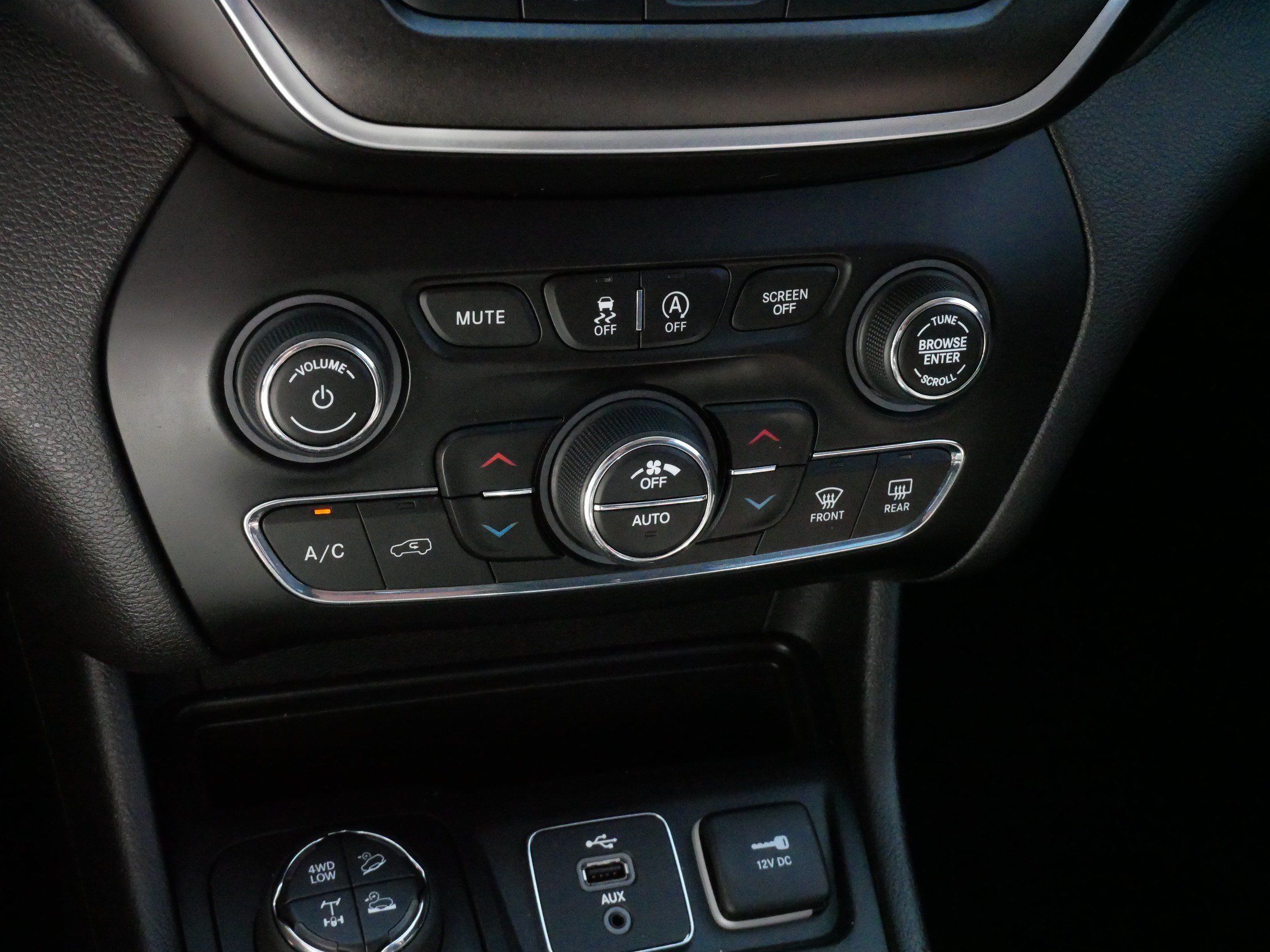 Used 2019 Jeep Cherokee Trailhawk AWD/4WD image 23
