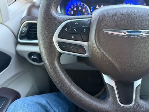 Used 2017 Chrysler Pacifica LX image 28