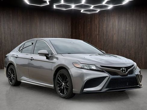 Used 2022 Toyota Camry SE FWD image 1