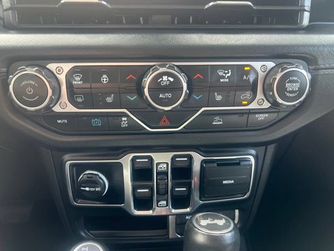 Used 2024 Jeep Wrangler Unlimited Sahara w/ Technology Group AWD/4WD image 70