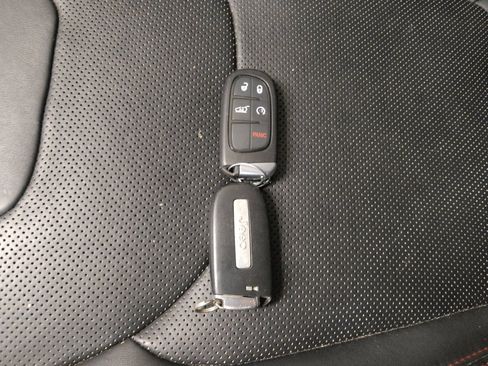 Used 2019 Jeep Cherokee Trailhawk AWD/4WD image 32