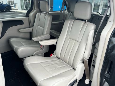 Used 2013 Chrysler Town & Country Touring image 12
