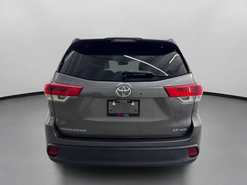 Used 2018 Toyota Highlander SE w/ Carpet Mat Package (TMS) AWD/4WD image 8