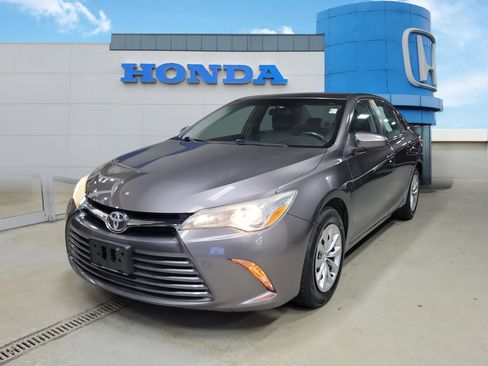 Used 2015 Toyota Camry LE image 2