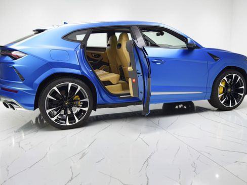 Used 2022 Lamborghini Urus AWD/4WD image 11