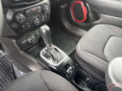 Used 2023 Jeep Renegade Trailhawk AWD/4WD image 39
