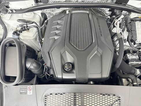 Certified 2025 Porsche Macan AWD/4WD image 32