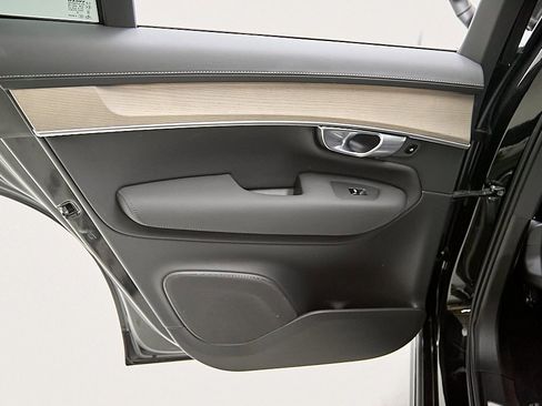 New 2026 Volvo XC90 B6 Plus w/ Protection Package Premier image 18