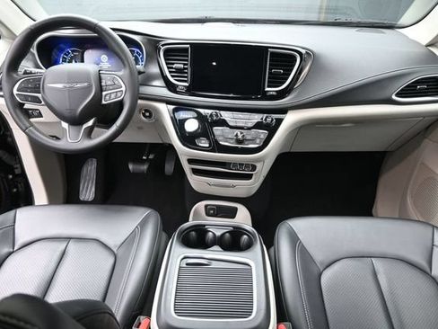 Used 2024 Chrysler Pacifica Limited FWD image 25