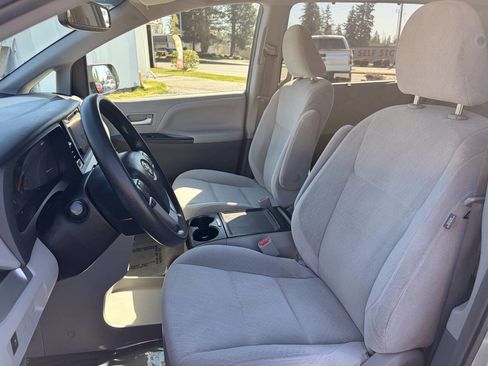 Used 2015 Toyota Sienna LE image 11