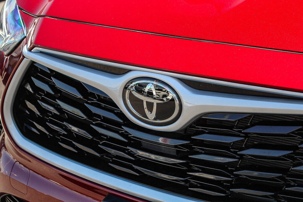 Used 2025 Toyota Highlander LE FWD image 23