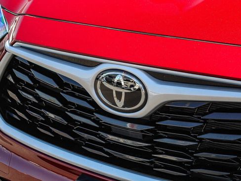 Certified 2025 Toyota Highlander LE FWD image 23