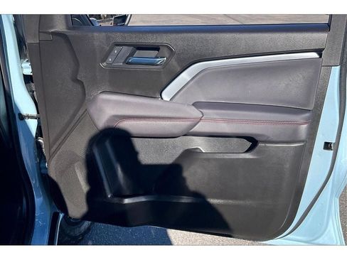 Used 2025 Chevrolet Colorado Z71 w/ Technology Package AWD/4WD image 24