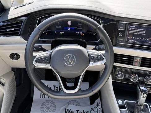 Certified 2023 Volkswagen Jetta SE w/ Panoramic Sunroof Package FWD image 17