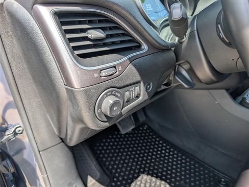 Used 2019 Jeep Cherokee Latitude Plus w/ Comfort/Convenience Group AWD/4WD image 22