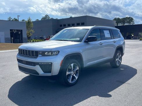 New 2026 Jeep Grand Cherokee L Limited w/ Luxury Tech Group II AWD/4WD image 3