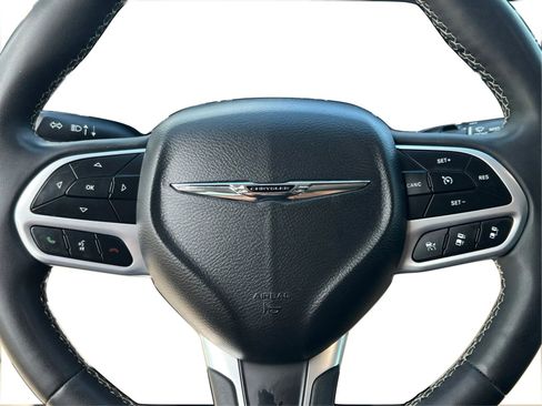 Used 2023 Chrysler Pacifica Touring-L FWD image 22