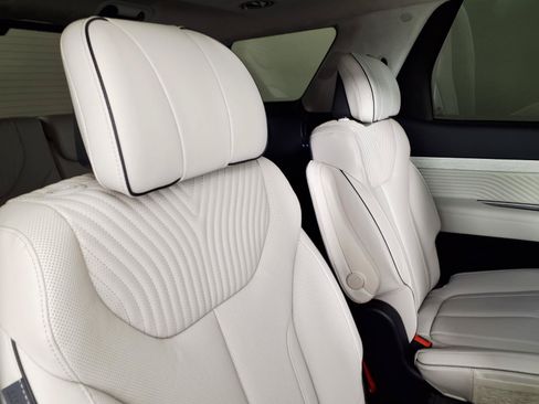 Certified 2025 Hyundai Palisade Calligraphy FWD image 12