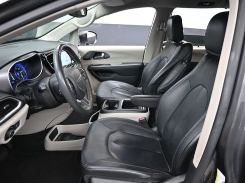 Used 2022 Chrysler Pacifica Touring-L image 10