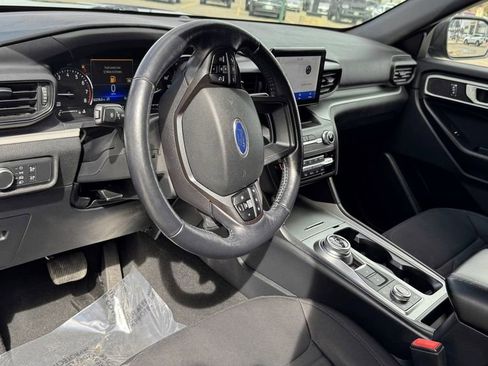 Used 2020 Ford Explorer XLT w/ Comfort Package image 16
