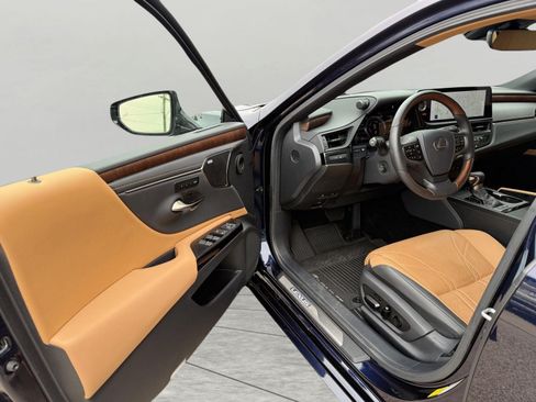 Used 2025 Lexus ES 300h w/ Accessory Package (Z1) FWD image 18