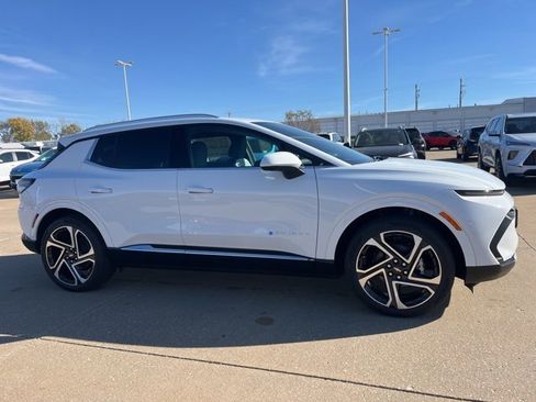 New 2026 Chevrolet Equinox EV LT image 2