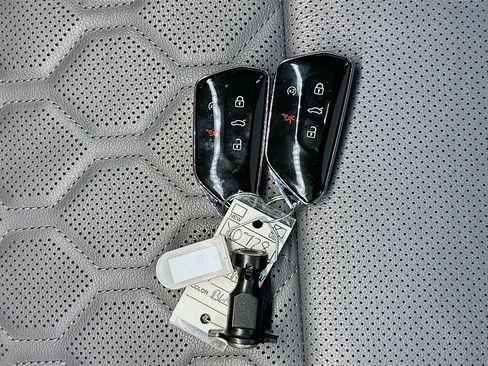 Used 2025 Volkswagen Tiguan SEL R-Line image 35