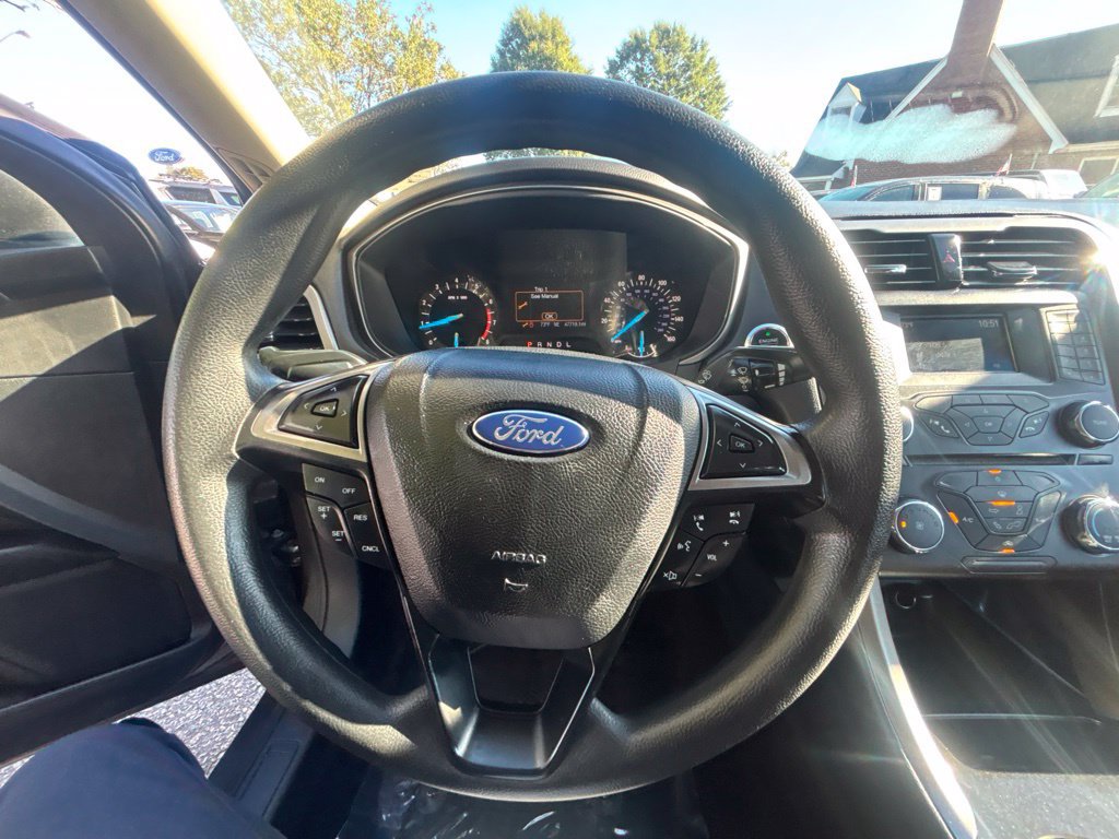 Used 2017 Ford Fusion SE FWD image 11