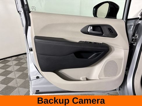 Used 2024 Chrysler Pacifica Touring-L FWD image 10