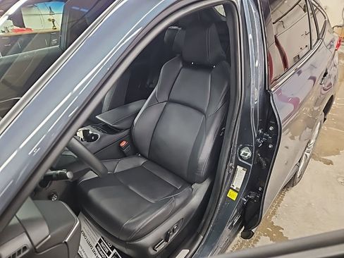 Used 2024 Toyota Venza XLE image 11