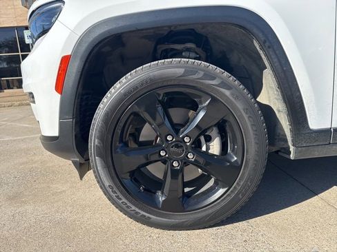 Used 2024 Jeep Grand Cherokee L Limited w/ Black Appearance Package image 12