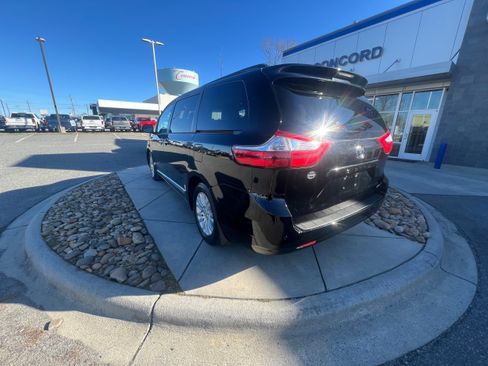 Used 2016 Toyota Sienna XLE image 5
