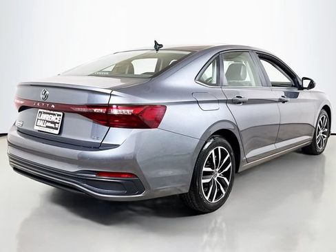 Used 2025 Volkswagen Jetta SE FWD image 4