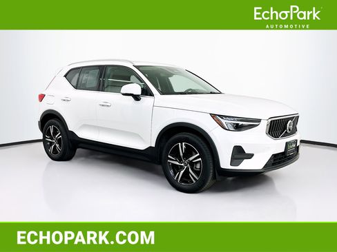 Used 2025 Volvo XC40 B5 Core image 1
