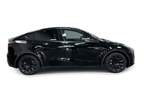 Certified 2023 Tesla Model Y Long Range AWD/4WD image 7